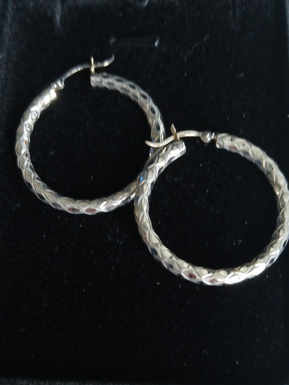 14k White Gold Classic Textured Hoop Earrings .